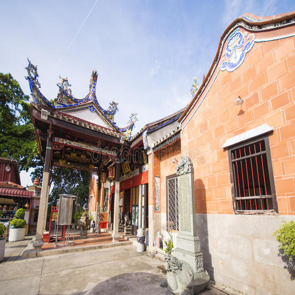 outside view of snake temple in penang